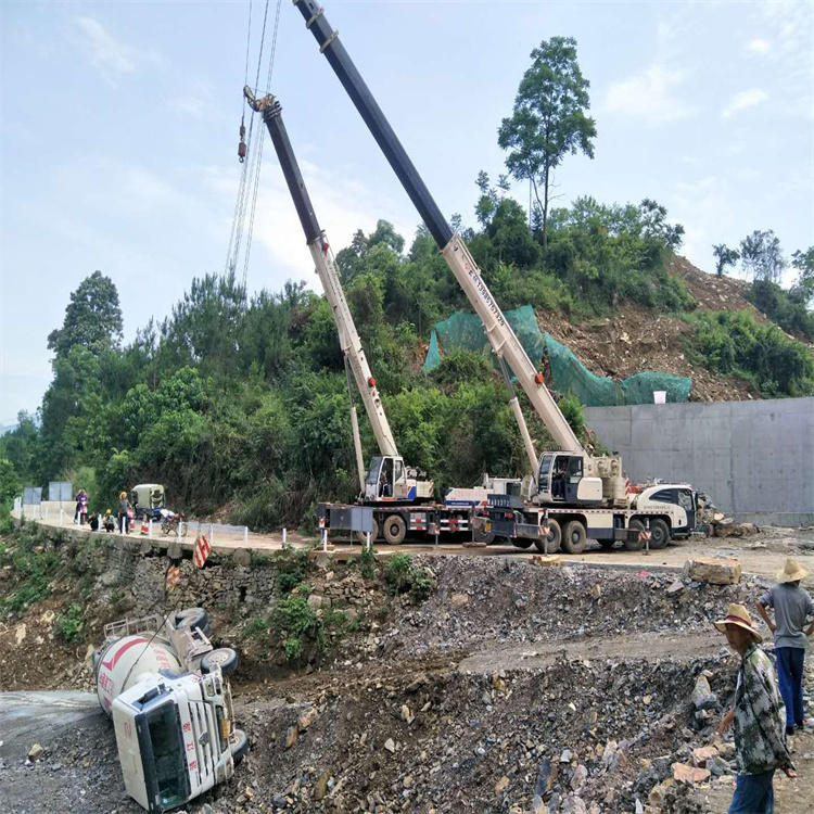 自流井汽车掉沟里叫吊车救援要多少钱